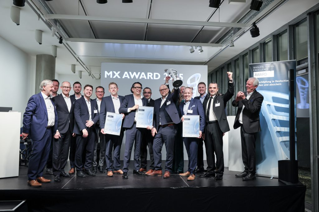 SMP (motherson) in Schierling wurde beim MX Award 2026 als Gesamtsieger sowie in den Kategorien Logistik und Informationstechnologie ausgezeichnet